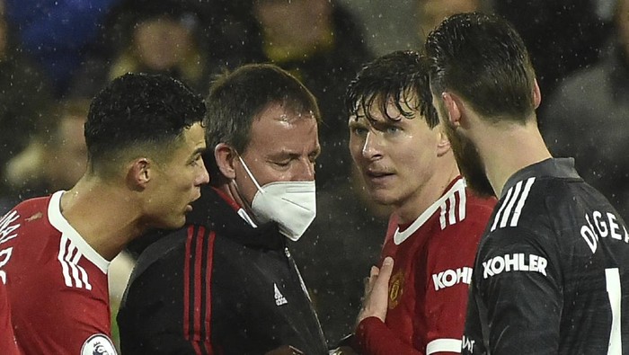 Manchester Uniteds Cristiano Ronaldo, centre talks to Victor Lindelof, 2nd from right as receives treatment before having to leave the field during the English Premier League soccer match between Norwich City and Manchester United at Carrow road in Norwich, England, Saturday, Dec.11, 2021. (AP Photo/Rui Vieira)