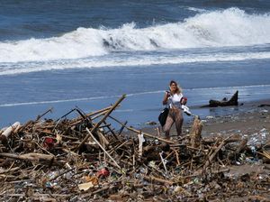 Waduh! Sampah Menumpuk di Pantai Berawa Bali
