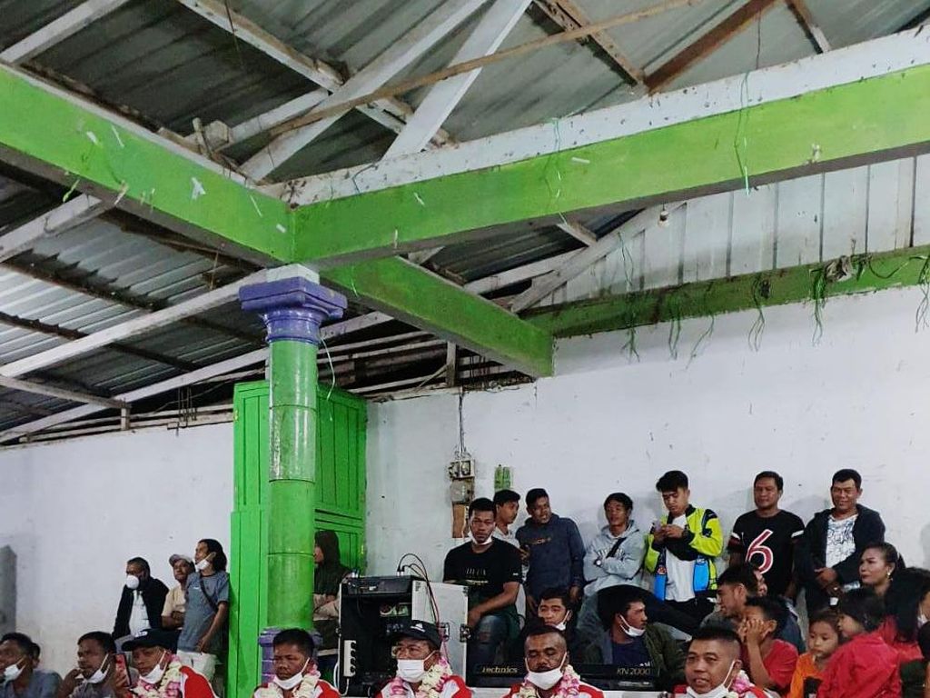 Pulang ke Karo, Warga Temui Jokowi Kirim 1 Truk Jeruk Disambut Bak Pahlawan