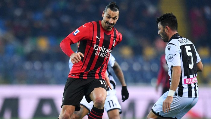 UDINE, ITALY - DECEMBER 11: Zlatan Ibrahimovic of AC Milan makes a pass during the Serie A match between Udinese Calcio and AC Milan at Dacia Arena on December 11, 2021 in Udine, Italy. (Photo by Alessandro Sabattini/Getty Images)
