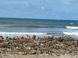 Miris! 1.200 Ton Sampah Menumpuk di 12 Titik Pantai Selatan Bali