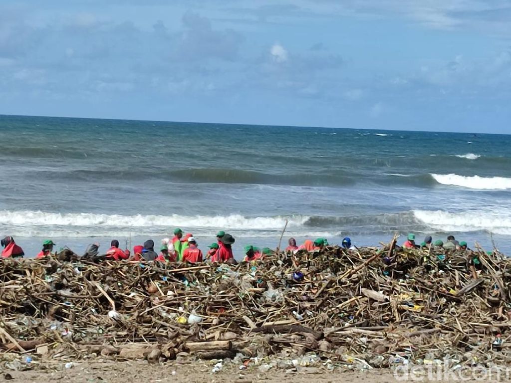 Miris! 1.200 Ton Sampah Menumpuk di 12 Titik Pantai Selatan Bali