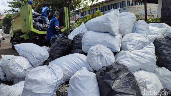 Potret 1.200 Ton Sampah Terdampar di 12 Pantai Selatan Bali