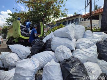 Potret 1.200 Ton Sampah Terdampar di 12 Pantai Selatan Bali