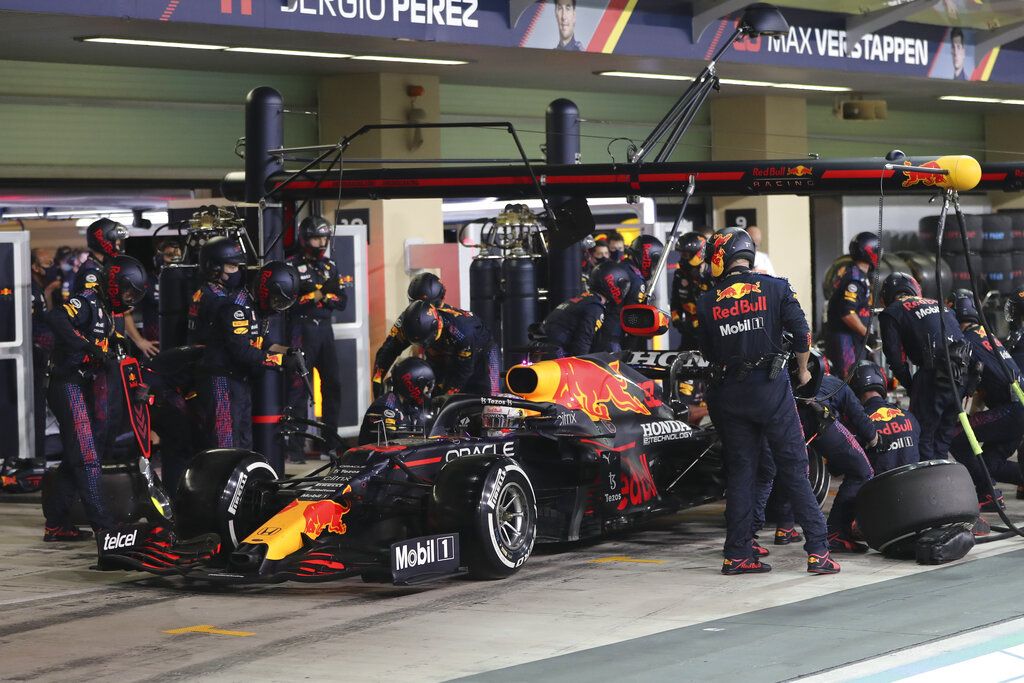 Pembalap Red Bull Max Verstappen dari Belanda menjalankan pit stop selama Grand Prix Formula Satu Abu Dhabi di Abu Dhabi, Uni Emirat Arab, Minggu, 12 Desember 2021. (AP Photo/Kamran Jebreili, Pool)