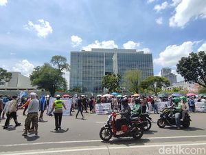 Minta Kejelasan, Pengungsi Afghanistan Gelar Aksi di Depan Kedubes AS Minta Kejelasan, Pengungsi Afghanistan Gelar Aksi di Depan Kedubes AS