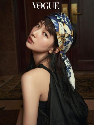 Aktris cantik Korea Bae Suzy belum lama ini tampil dengan koleksi busana terbaru Dior dalam pemotretan bersama majalah Vogue Korea. Simak penampilannya yang menawan di sini!