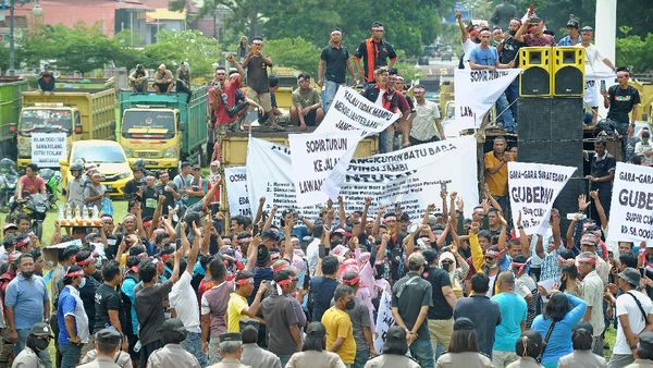 Tonase Dibatasi, Sopir Truk Geruduk Kantor Gubernur Jambi