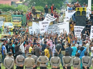 Tonase Dibatasi, Sopir Truk Geruduk Kantor Gubernur Jambi