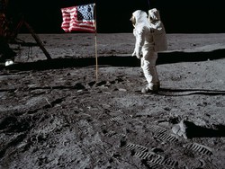 8 Barang Ini Ditinggalkan di Bulan, Ada Bola Golf sampai TV