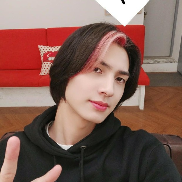 Band terbaru Xdinary Heroes yang resmi debut di bawah naungan JYP Entertainment/instagram/xdinaryheroes_official Anggota band Xdinary Heroes bernama Jooyeon.