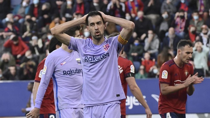 Barcelonas Sergio Busquets reacts are a chance on goal during the La Liga soccer match between Osasuna and FC Barcelona at the El Sadar stadium in Pamplona, Spain, Sunday, Dec. 12, 2021. (AP Photo/Alvaro Barrientos)
