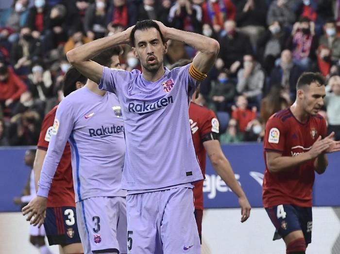 Barcelona's Sergio Busquets reacts are a chance on goal during the La Liga soccer match between Osasuna and FC Barcelona at the El Sadar stadium in Pamplona, Spain, Sunday, Dec. 12, 2021. (AP Photo/Alvaro Barrientos)