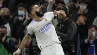 Meski sudah 34 tahun, Karim Benzema masih mampu menempati posisi empat. 47 gol dari 63 laga ia torehkan tahun ini bersama Real Madrid dan Timnas Prancis. Foto: AP/Bernat Armangue