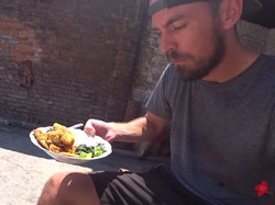 Tinggal di Rumah Warga Jember, Bule Ini Sarapan Sayur Bening