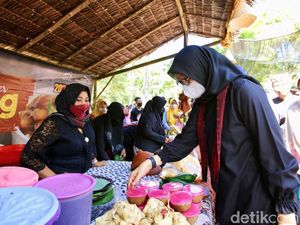 Pasar Kreasi Rakyat Kembali Menggeliat, Bupati Ipuk Borong Jenang