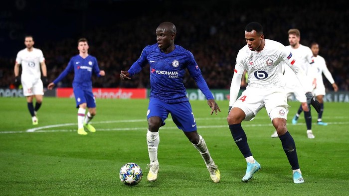 LONDON, ENGLAND - DECEMBER 10: NGolo Kante of Chelsea is closed down by Gabriel of Lille  during the UEFA Champions League group H match between Chelsea FC and Lille OSC at Stamford Bridge on December 10, 2019 in London, United Kingdom. (Photo by Julian Finney/Getty Images)
