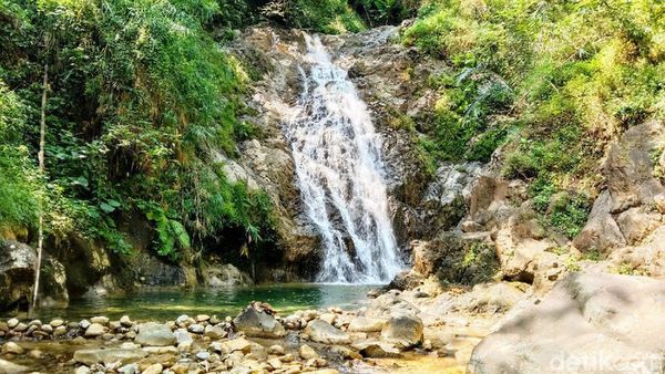 Foto Curug Siklothok, Air Terjun Cantik yang Dipercaya Bisa Sembuhkan Penyakit
