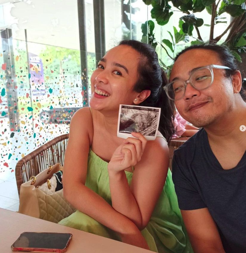 Dea Ananda hamil anak pertama.