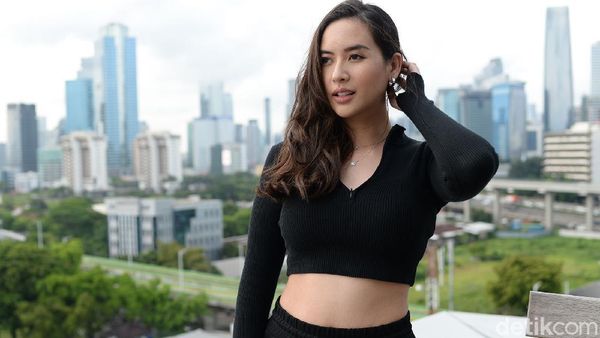 Pesona Elvira Devinamira Pamer Perut