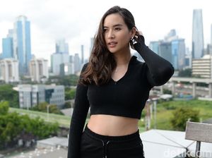 Pesona Elvira Devinamira Pamer Perut Pesona Elvira Devinamira Pamer Perut