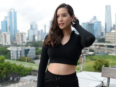 Pesona Elvira Devinamira Pamer Perut