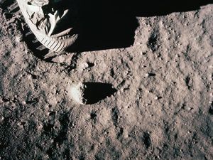 Ciptakan Sepatu Bot Khusus, NASA Proyeksikan Ada Jejak Kaki Baru di Bulan