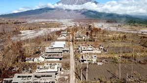 Foto Udara Terkini, Genteng Jebol-Lanskap Kaki Semeru Masih Abu-abu