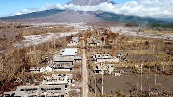 Foto Udara Terkini, Genteng Jebol-Lanskap Kaki Semeru Masih Abu-abu
