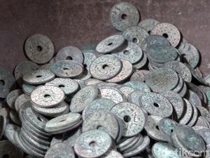 Geger Warga di Polman Sulbar Temukan Koin Kuno Dalam Guci Tertimbun Tanah