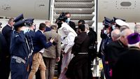 Ketika Jubah Paus Fransiskus Tertiup Angin