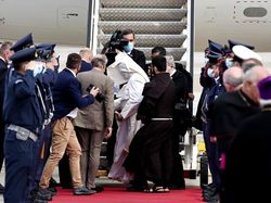 Ketika Jubah Paus Fransiskus Tertiup Angin