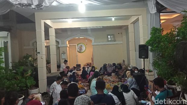 Acara pengajian 40 harian Vanessa Angel dan Bibi Ardiansyah yang digelar di kediaman keduanya.