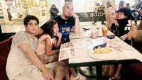 Harmonis! Momen Ahmad Dhani dan Mulan Jameela saat Makan Bareng Keluarga