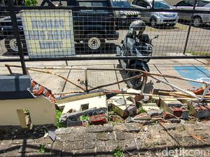 Ternyata Gerbang Polsek Sentolo Tak Hanya Sekali Ditabrak Truk Ternyata Gerbang Polsek Sentolo Tak Hanya Sekali Ditabrak Truk