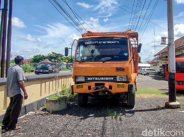 Ini Penyebab Truk Seruduk Gerbang Kantor Polsek Sentolo Kulon Progo