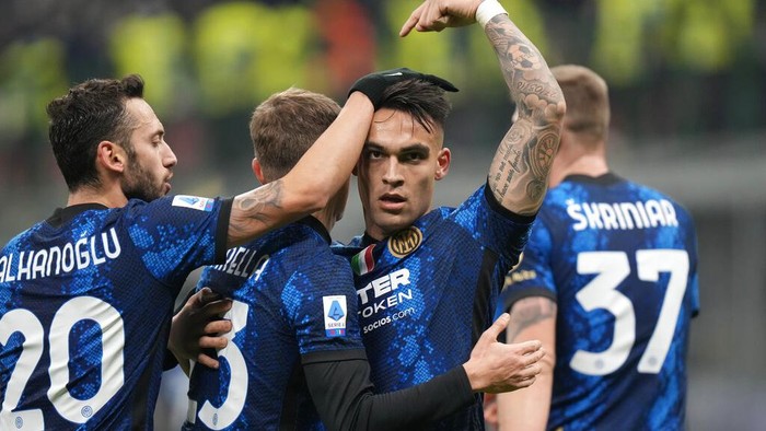 Inter Milans Lautaro Martinez points at himself after scoring his sides fourth goal during a Serie A soccer match between Inter Milan and Cagliari at the San Siro stadium in Milan, Italy, Sunday, Dec.12, 2021. (AP Photo/Luca Bruno)