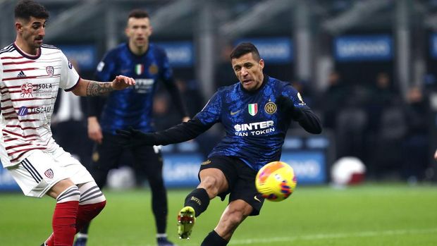 MILAN, ITALY - DECEMBER 12:  Alexis Sanchez of Internazionale scores the second goal during the Serie A match between FC Internazionale and Cagliari Calcio at Stadio Giuseppe Meazza on December 12, 2021 in Milan, Italy. (Photo by Marco Luzzani/Getty Images)