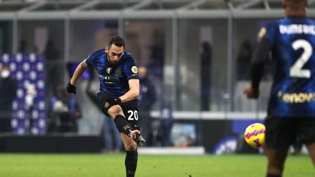 MILAN, ITALY - DECEMBER 12:  Hakan Calhanoglu of Internazionale scores the third goal during the Serie A match between FC Internazionale and Cagliari Calcio at Stadio Giuseppe Meazza on December 12, 2021 in Milan, Italy. (Photo by Marco Luzzani/Getty Images)