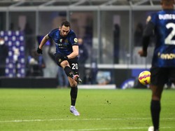 Hakan Calhanoglu didapat Inter secara cuma-cuma dari AC Milan. Calhanoglu langsung nyetel jadi jendral lapangan tengah, dengan sumbangan enam gol dan delapan assist dari 16 penampilan di Liga Italia. Getty Images/Marco Luzzani.