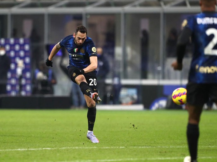 MILAN, ITALY - DECEMBER 12:  Hakan Calhanoglu of Internazionale scores the third goal during the Serie A match between FC Internazionale and Cagliari Calcio at Stadio Giuseppe Meazza on December 12, 2021 in Milan, Italy. (Photo by Marco Luzzani/Getty Images)
