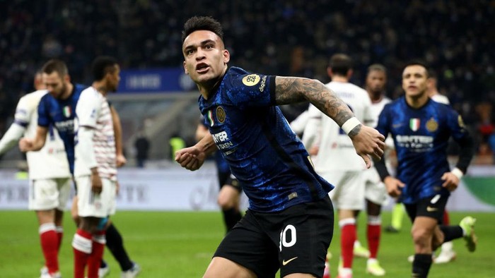 MILAN, ITALY - DECEMBER 12:  Lautaro Martinez of Internazionale celebrates scoring the opening goal during the Serie A match between FC Internazionale and Cagliari Calcio at Stadio Giuseppe Meazza on December 12, 2021 in Milan, Italy. (Photo by Marco Luzzani/Getty Images)