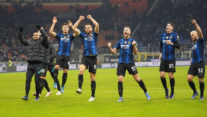 Inter Milan players celebrating taking the lead in the Serie A after winning the match between Inter Milan and Cagliari at the San Siro stadium in Milan, Italy, Sunday, Dec.12, 2021. (AP Photo/Luca Bruno)