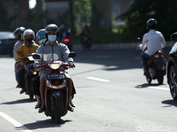 Masih Naik Motor Pakai Sandal Jepit? Jangan Coba-coba Diulangi Lagi!