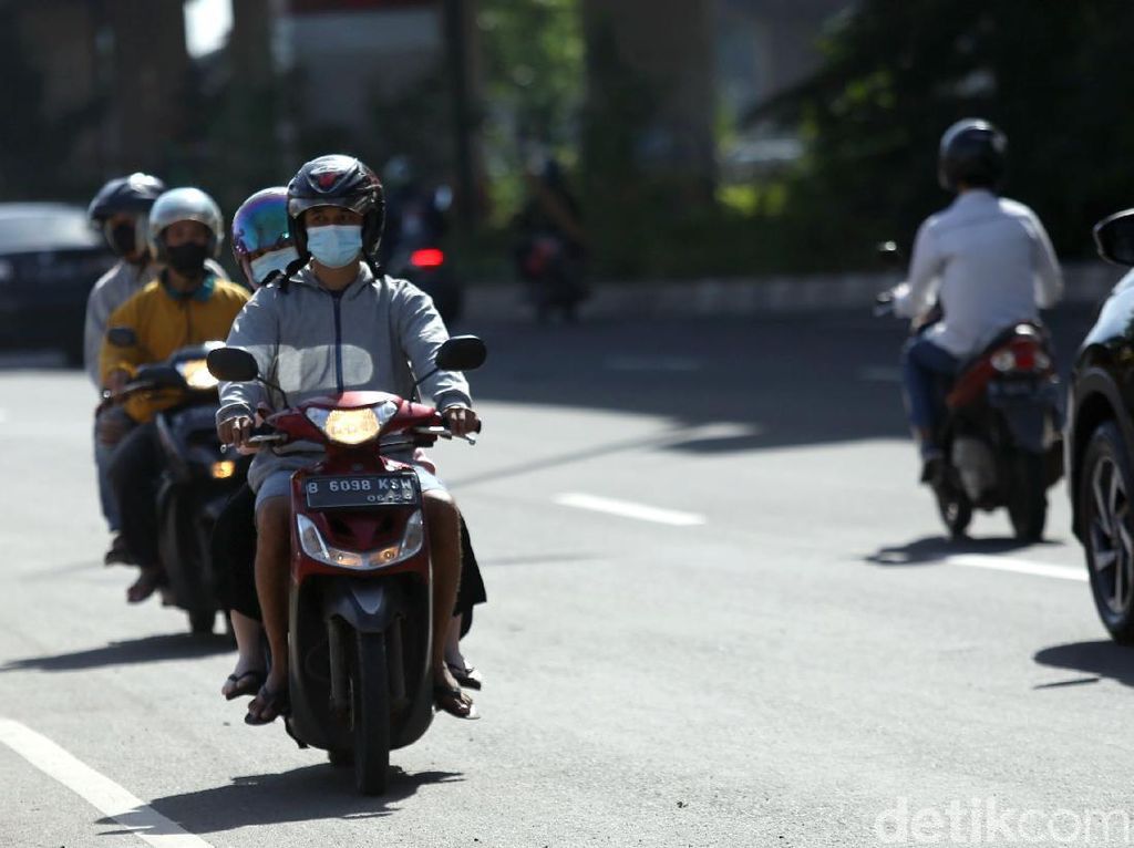 Masih Naik Motor Pakai Sandal Jepit? Jangan Coba-coba Diulangi Lagi! Masih Naik Motor Pakai Sandal Jepit? Jangan Coba-coba Diulangi Lagi!