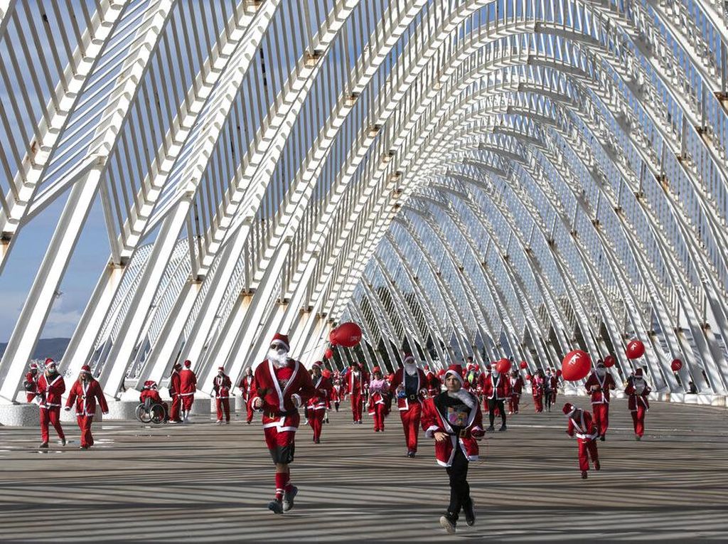 Jelang Natal, Ratusan Sinterklas Ikut Lomba Lari di Athena