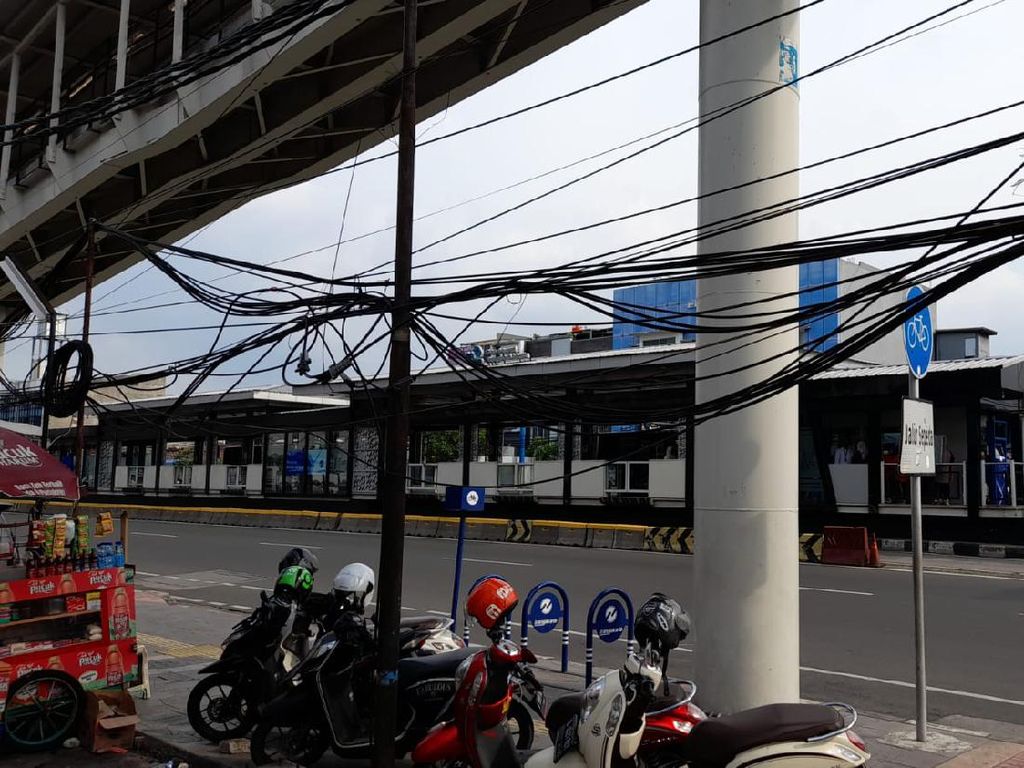 detikcom Do Your Magic: Kabel Menjuntai di Rawamangun Sempat Buat Orang Tersandung detikcom Do Your Magic: Kabel Menjuntai di Rawamangun Sempat Buat Orang Tersandung