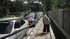 Kabel Menjuntai di Trotoar Bikin Pejalan Kaki Menunduk