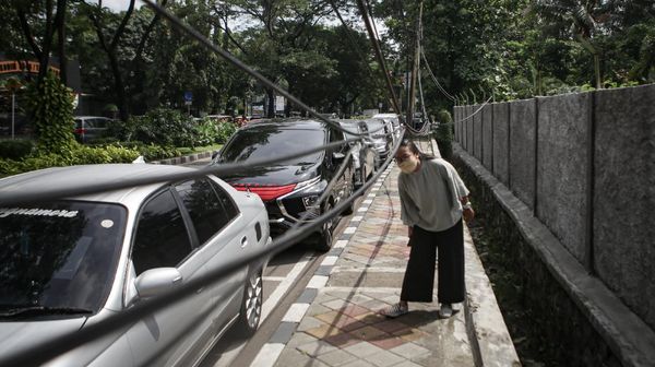 Kabel Menjuntai di Trotoar Bikin Pejalan Kaki Menunduk