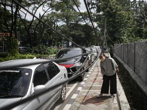 Kabel Menjuntai di Trotoar Bikin Pejalan Kaki Menunduk